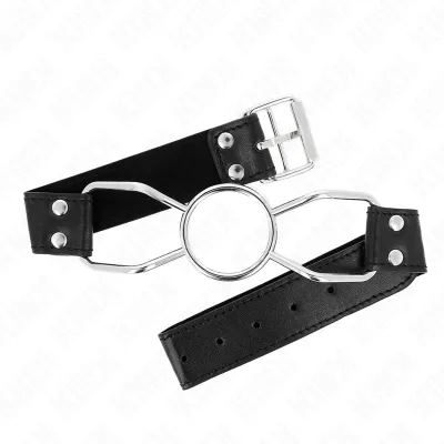 Schwarzes Lederhalsband mit silbernem Metallring und Schnalle, auf weißem Hintergrund.