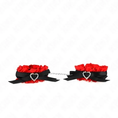 Rote und schwarze Handfesseln mit Herzverzierung und Kette, auf weißem Hintergrund.