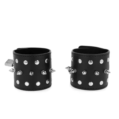 Schwarze Lederarmbänder mit silbernen Nieten und Spikes, auf weißem Hintergrund.