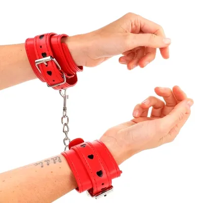 Rote Handgelenksfesseln Mit Schwarzer Herzeinlage – Kink