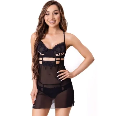 Frau in schwarzer, durchsichtiger Dessous-Kleidung mit Spitzen-Details, lächelnd und mit langen Haaren.