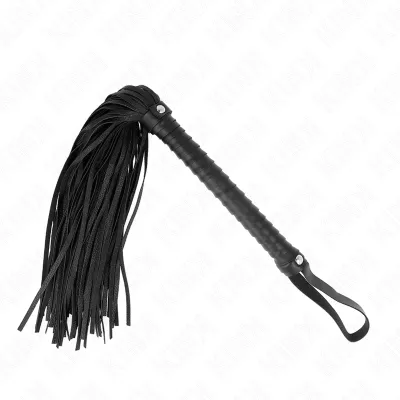 Schwarze Lederpeitsche mit geflochtenem Griff und mehreren Riemen, auf weißem Hintergrund.