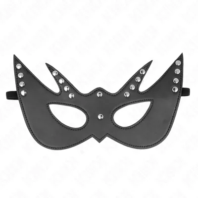 Schwarze Augenmaske mit spitzen Enden und silbernen Nieten, auf weißem Hintergrund.