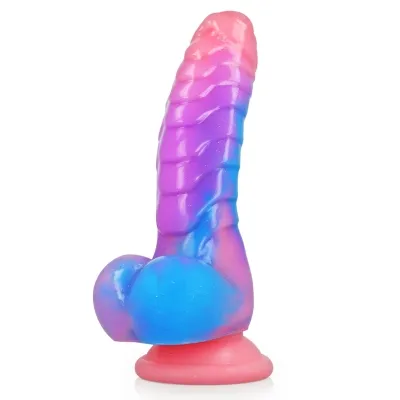 Bunter Dildo mit Saugnapf, in Rosa, Lila und Blau, mit gerippter Struktur.