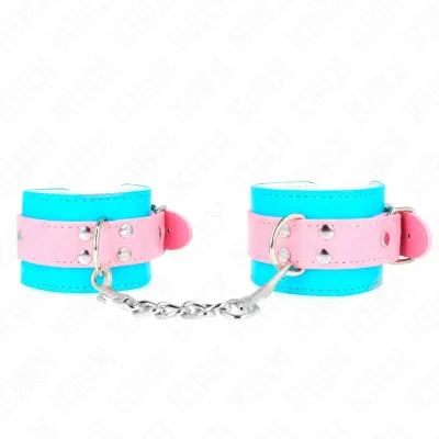 Zwei bunte Handfesseln in Blau und Rosa, verbunden durch eine silberne Kette.