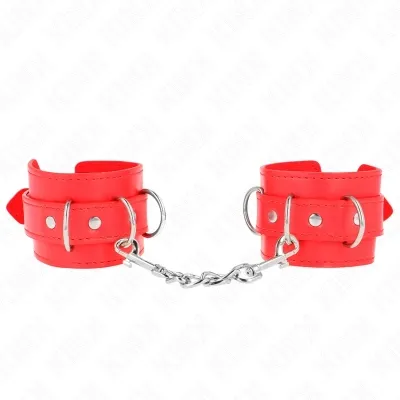 Rote Handfesseln aus Leder mit Metallkette und Schnallen auf weißem Hintergrund.