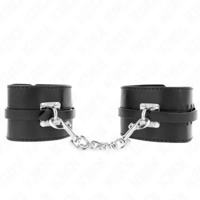 Schwarze Lederhandschellen mit silberner Kette auf weißem Hintergrund.
