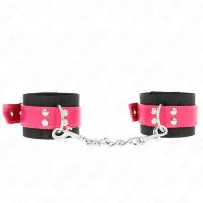 Schwarze Handfesseln mit pinken Riemen und silberner Kette, auf weißem Hintergrund.