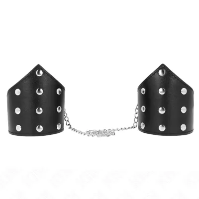 Schwarze Lederarmbänder mit silbernen Nieten, verbunden durch eine Metallkette.