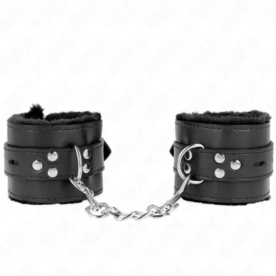 Schwarze Leder-Handfesseln mit Kette und Nieten, innen mit weichem Material gefüttert.