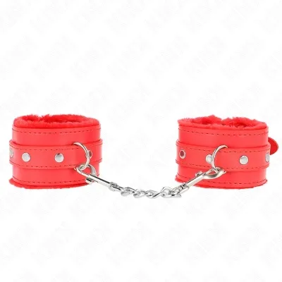 Rote Plüsch-Handfesseln mit Metallkette und Nieten auf weißem Hintergrund.