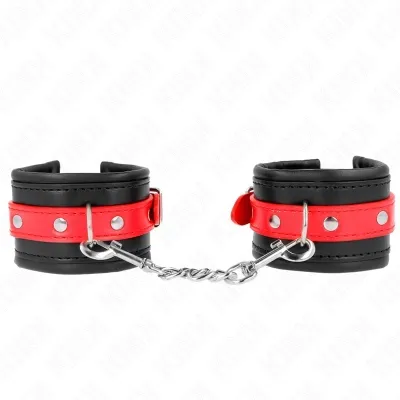 Schwarze und rote Handfesseln mit Kette, silberne Nieten und Verschlüsse.