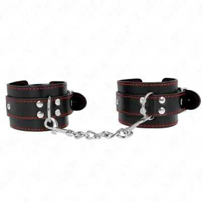 Schwarze Leder-Handfesseln mit roter Naht, verbunden durch eine silberne Kette.