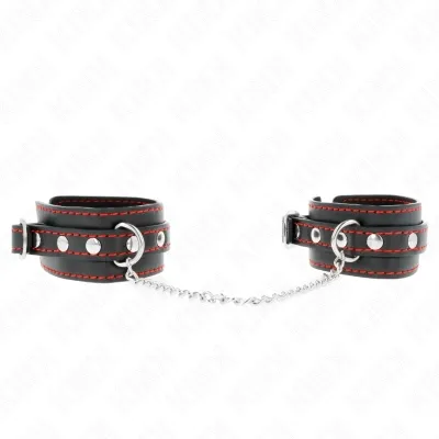 Schwarze Handfesseln mit roter Naht und silberner Kette, auf weißem Hintergrund.
