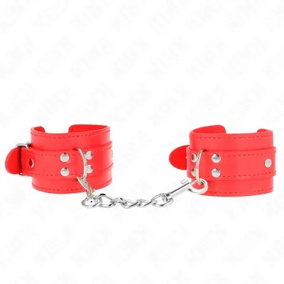 Rote Leder-Handfesseln mit Kette und Schnallen auf weißem Hintergrund.