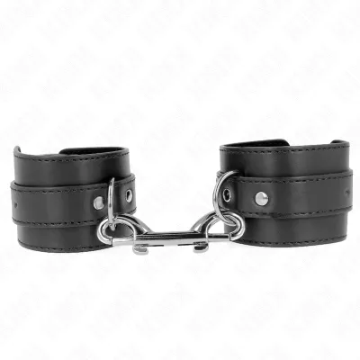 Schwarze Leder-Handfesseln mit Metallverbindung, auf weißem Hintergrund.