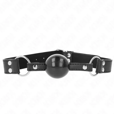 Schwarzes Ballknebel mit verstellbarem Lederriemen und Metallringen, auf weißem Hintergrund.