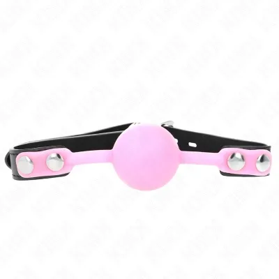 Rosa Ballgag mit schwarzem Riemen und silbernen Nieten auf weißem Hintergrund.