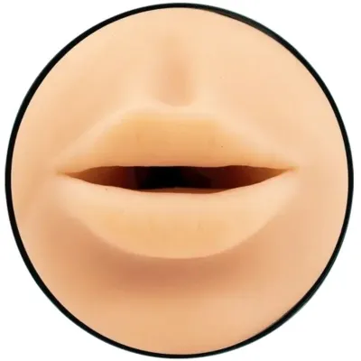 Nahaufnahme eines runden Objekts mit einer Öffnung, die wie menschliche Lippen geformt ist.