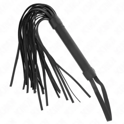 Schwarze Peitsche mit vielen Riemen und einem stabilen Griff auf weißem Hintergrund.