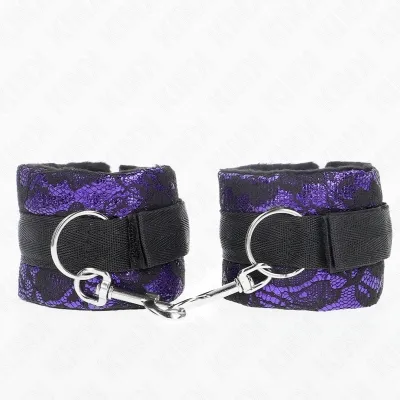 Lila und schwarze Handfesseln mit Spitze und Metallringen, verbunden durch einen Karabinerhaken.
