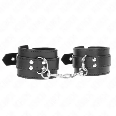 Schwarze Leder-Handfesseln mit silbernen Metallverschlüssen, verbunden durch eine Kette.