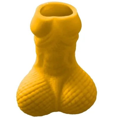 Gelbe Vase in Form eines muskulösen Torsos mit texturierter Oberfläche.
