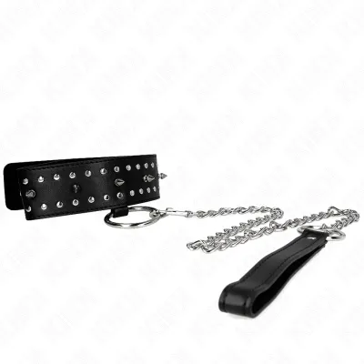 Schwarzes Halsband mit Nieten und Kette, verbunden mit einer schwarzen Lederschlaufe.