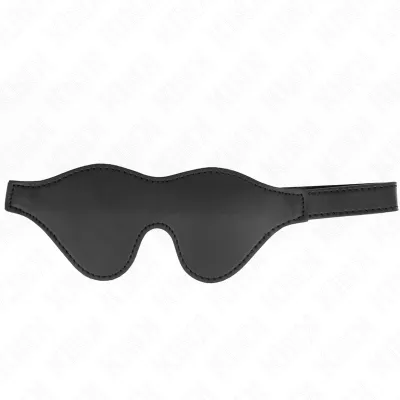 Schwarze Augenmaske aus Leder mit elastischem Band, auf weißem Hintergrund.