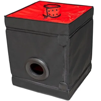 Schwarze Box mit rotem Deckel und runder Öffnung an der Seite.