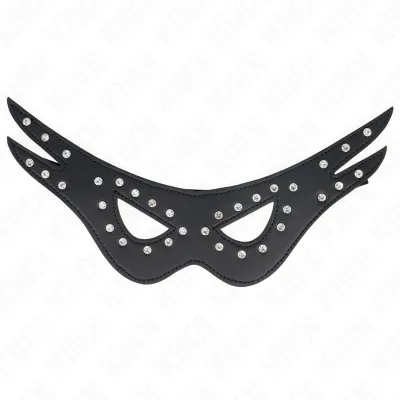 Schwarze Augenmaske mit silbernen Nieten, geschwungenes Design, auf weißem Hintergrund.