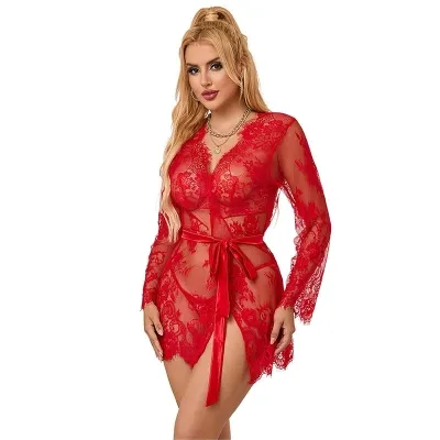Frau in rotem Spitzenkleid mit Gürtel, blondes Haar, trägt Ketten.