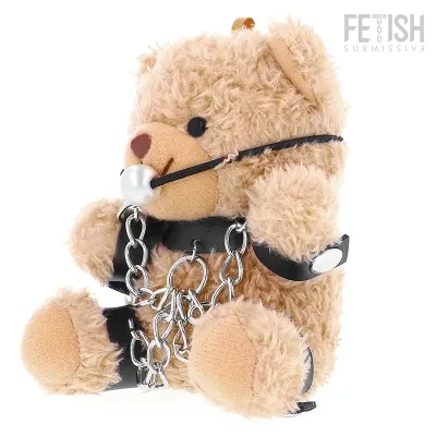 Plüschbär mit Ketten und Knebel, BDSM-Thema, auf weißem Hintergrund.