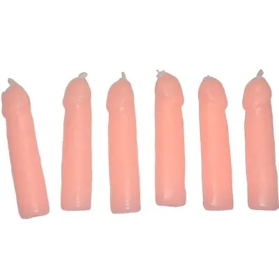 Sechs rosa Kerzen in einer Reihe, die wie Finger geformt sind.