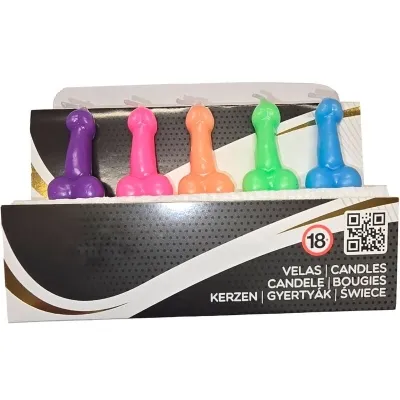 Bunte Kerzen in Form von Penissen in einer Verpackung mit Altersbeschränkungssymbol.