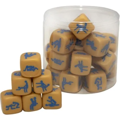 Beige Würfel mit blauen Figuren in verschiedenen Positionen, gestapelt vor einem durchsichtigen Behälter.
