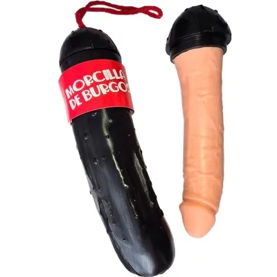 Zwei Objekte: links schwarze Hülle mit rotem Etikett, rechts hautfarbener Gegenstand, beide zylindrisch.