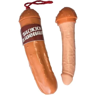 Zwei Objekte: eine Wurstverpackung mit Aufschrift und ein phallusförmiger Gegenstand daneben.