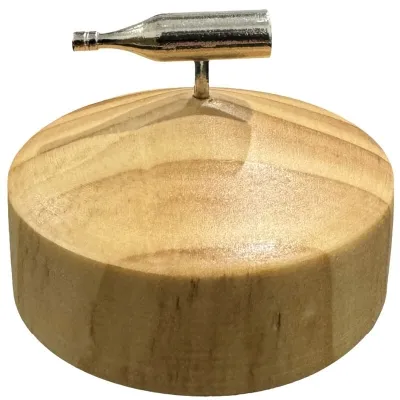 Holzsockel mit kleiner Metallflasche darauf.