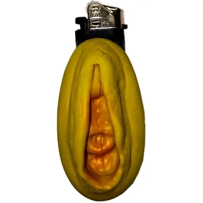 Ein gelbes Feuerzeug in Form einer Frucht mit ungewöhnlicher Textur.