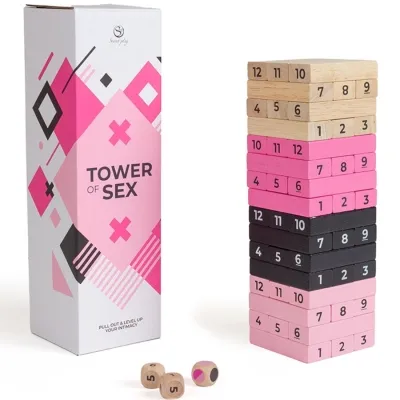 Spiel "Tower of Sex" mit nummerierten Holzblöcken in Pink, Schwarz und Natur, neben einer Verpackung und drei Würfeln.
