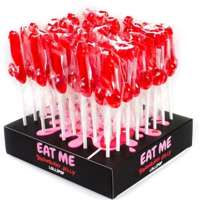Rote Lutscher in Penisform auf einem schwarzen Display mit der Aufschrift "EAT ME Strawberry Jelly Lollipop".