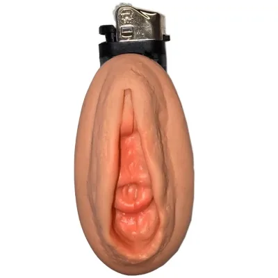 Feuerzeug mit einer Hülle in Form einer Vulva.