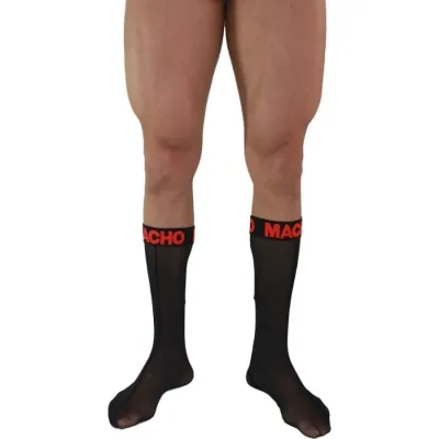 Beine in schwarzen Socken mit rotem "Macho"-Schriftzug am oberen Rand.