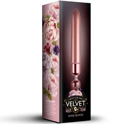 Verpackung eines rosafarbenen Produkts mit Blumenmuster und der Aufschrift "Touch of Velvet Rose Bloom".