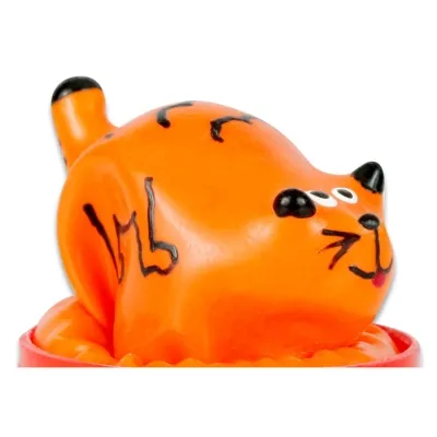 Orangefarbene, cartoonartige Katze mit schwarzen Details, die auf einem roten Sockel sitzt.