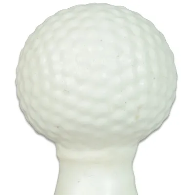 Weiße, strukturierte Oberfläche eines Objekts, das einem Golfball ähnelt.