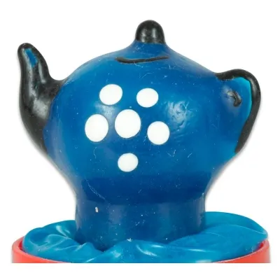 Blaue Teekanne mit schwarzen Griffen und weißen Punkten, auf rotem Sockel.