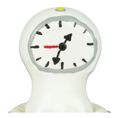 Weiße Figur mit Uhr als Gesicht, zeigt 10:10 Uhr.