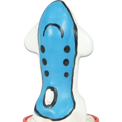 Blau-weiße Raketenfigur mit schwarzen Details auf rotem Sockel, von hinten gesehen.